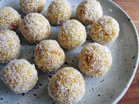 Apricot Balls are easy to make, delicious for any occasion, even at Christmas! This recipe is super easy too! Apricot Balls Christmas, Oats Balls, Apricot Balls, Stay At Home Mum, Oats Breakfast, Balls Recipe, Latest Recipe, Eating Raw, Lunch Snacks