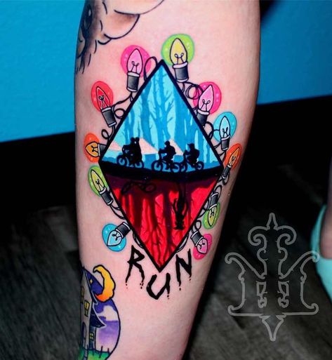 Stranger Things Tattoo Ideas, Tattoo Ideas Simple, Stranger Things Tattoo, Ems Tattoos, Stranger Things Costume, Soul Tattoo, Stranger Things Art, Red Tattoos, Stranger Things Aesthetic