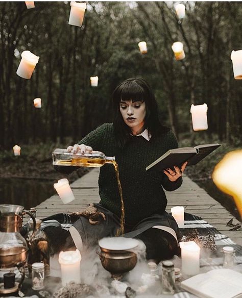 Witchy Photo Shoot, Halloween Shot Ideas, Harry Potter Photoshoot, Harry Potter Photography, Witchy Photoshoot, Witch Photoshoot, Harry Potter Photo, Mini Photo Shoot, Witch Photos