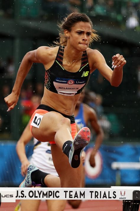 This Olympic Hurdler’s Pre-Meet Rituals Are Surprising AF and Will Make You Smile Sydney Mclaughlin, Olympic Track And Field, Olympic Runners, Track Team, Us Olympics, Action Pose, Rio Olympics 2016, Rio Olympics, Athletic Girls