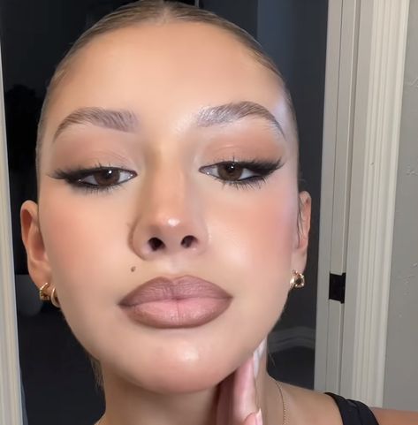 Gold Fox Eye Makeup, Thick Eyebrow Makeup Looks, Natural Lash Makeup Looks, Hidden Cult Outfits, White Under Eyeliner, 90s Runway Makeup, Unaprocable Makeup, Untouchable Makeup, Eyeliner Looks Simple