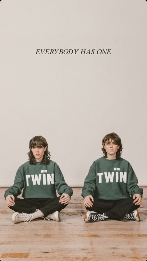 Tegan and Sara new merch nov. 22, 2020 Tegan And Sara Haircut, Tegan And Sara Aesthetic, Teagan And Sara, Tegan And Sara Wallpaper, Tegan And Sara Hair, Tegan And Sara Heartthrob, Tegan And Sara, Another Love, Twins