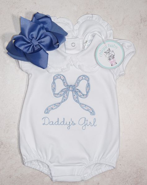 Daddy's Girl Bubble in French Blue! The bow design has small pink flowers within it! so precious 😍 https://chiquibabyco.etsy.com/listing/1732722988 Baby Taylor, Bow Fashion, Baby Cooking, Cute Baby Girl Outfits, Future Clothes, Dream Baby, Baby Kids Clothes, Personalized Clothes, Baby Costumes