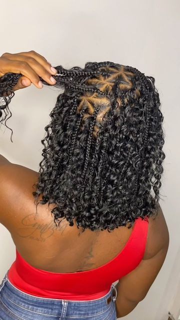 Kareena Brown JM🇯🇲 Hairstylist on Instagram: "Boho Bob ❤️‍🔥❤️‍🔥" Knotless Bohemian Bob, Boho Knotless Braids Bob With Color, Short Boho Knotless Braids With Color, Braided Boho Bob, Bob Knotless Box Braids With Curls, Shoulder Length Boho Knotless Braids, Knotless Bob Box Braids, Bob Boho Knotless Braids, Bob Length Knotless Braids