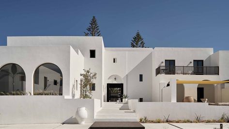 Modern Greek House Exterior, Greece House Interior, Mediterranean Architecture Modern, Modern Greek House, Mediterranean Villa Design, Greek Houses Exterior, Mediterranean Beach House, Greece Homes, Greece House