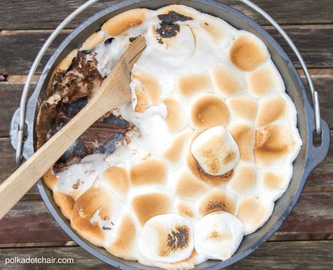 Super easy recipe for S'mores cake! Dutch Oven Dessert Recipes, Smores Cake Recipe, Oven Smores, Dutch Oven Desserts, Dutch Oven Camping Recipes, Campfire Desserts, Vegan Steak, Best Camping Meals, Dutch Oven Camping