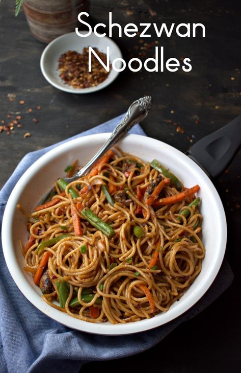 Schezwan Noodles Recipes, Chai Pakoda, Indo Chinese Food, Schezwan Noodles, Bengali Recipe, Fancy Recipes, Cafe Theme, Chinese Food Recipes, Maggi Recipes