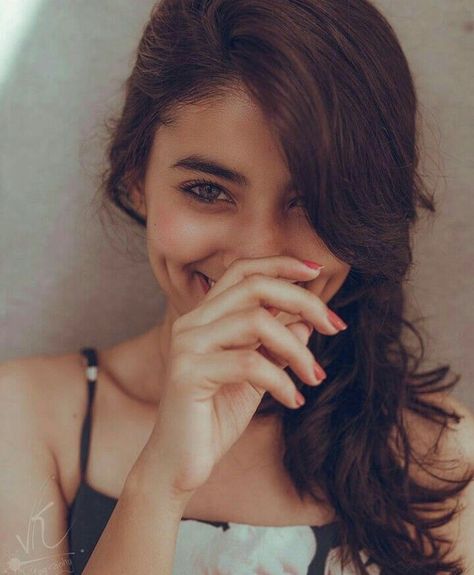 Girls With Dimples, Somya Gupta, Stylish Photo Pose, Portrait Photography Poses, Smile Girl, Photography Poses Women, Long Term Relationship, Small Birds, Hi Everyone