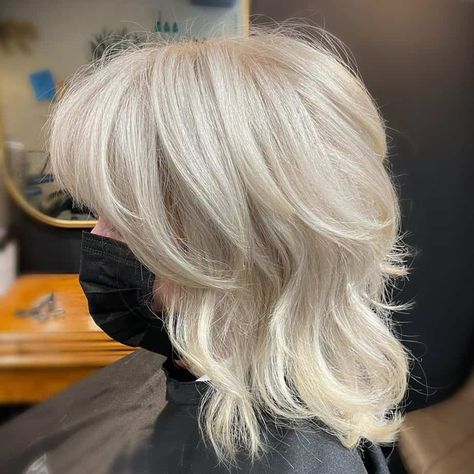 Cool Hairstyles Wolfcut, Wolfcut Blonde Hair Short, Wolfcut From Behind, Blonde Wolfcut Short, Short Wavy Wolfcut, Layers Haircut For Short Hair, Short Hairstyle For Wavy Hair, Short Hair Cuts Blonde, Blonde Wolf Cut Short