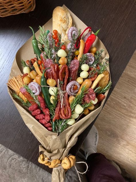 Meat And Cheese Bouquet, Meat Bouquet, Charcuterie Bouquet, Man Bouquet, Charcuterie Gifts, Food Bouquet, Edible Bouquets, Diy Food Gifts, Breakfast Specials