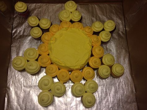 Sun cake and cupcake cake Sunshine Cupcakes, Sun Cake, Sunshine First Birthday, Sunshine Birthday Parties, Pull Apart Cupcake Cake, Cake Pulls, Cake Diy, Pull Apart Cupcakes, Twins 1st Birthdays