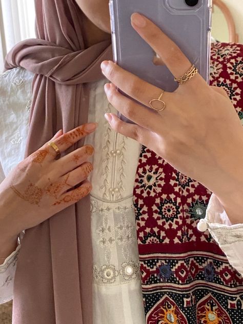 Pakistani desi hijabi Pakistani Dress Aesthetic, Pakistani Hijabi Girl, Hijabi Desi Outfit, Asian Hijabi, Desi Hijabi Outfits, Arab Character, Desi Hijabi, Diy Doll Suitcase, Girl Faceless