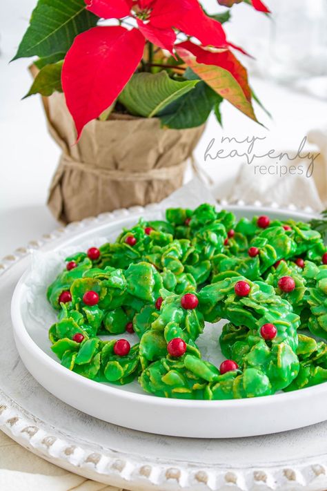 Cornflake Wreath Cookies Recipe Grinch Fruit, Cornflake Wreaths, Grinch Fruit Kabobs, Grinch Kabobs, My Heavenly Recipes, Christmas Trays, Healthy Christmas Snacks, Christmas Desserts Party, Cornflake Cookies