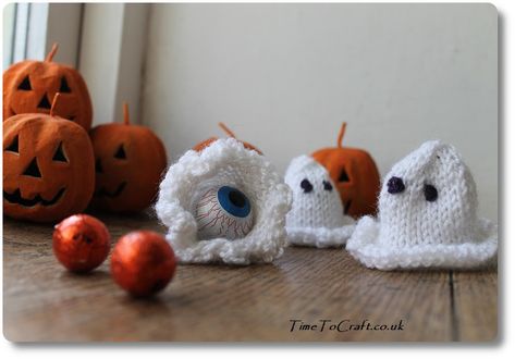 Knitted ghosts, or how I get my children up in the morning - Time To Craft Knitted Ghost Free Pattern, Halloween Knits, Halloween Knitting Patterns Free, Knitted Halloween, Weetbix Slice, Halloween Knitting Patterns, Ghost Treats, Halloween Knitting, Knitted Christmas Decorations