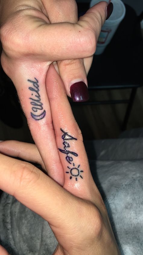 Finger Tattoo Placement, Sister Friend Tattoos, Feminine Finger Tattoos, Tattoo Ideas Finger, Fingers Tattoos, Tattoos Delicate, Finger Tattoo Ideas, Tattoo Healing, Tattoos Finger