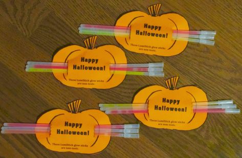 Glow Sticks Halloween Treats, Halloween Glow Sticks, Halloween Pencil Treats, Halloween Glow Stick Printable Free, Halloween Glow Stick Ideas, Glow Stick Ideas, Halloween Crafts Diy Projects, Pencil Packaging, Kids School Gifts