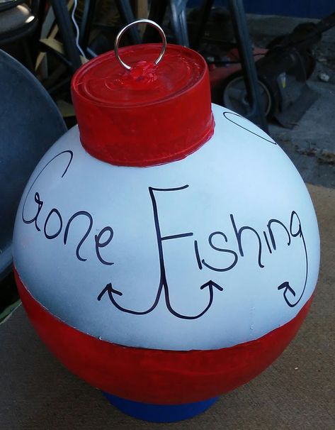 Yep, check it out, a bowling ball turned into a bobber.  This is the finished product.  My hubby was a excellent fishermen.  He passed aw... Repurpose Bowling Balls, Painted Bowling Balls Yard Art, Bobber Decorations, Bowling Ball Crafts, Bowling Pin Crafts, Bowling Ball Garden, Painted Pumpkin Ideas, Bowling Ball Yard Art, Bowling Ball Art