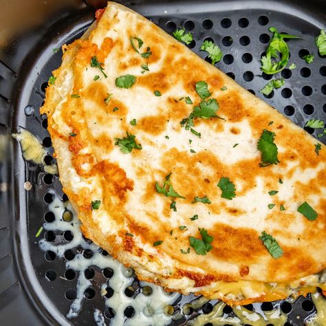 Air Fryer Quesadilla Recipes, Quesadilla Air Fryer, Air Fryer Quesadilla, Airfryer Breakfast, How To Make Quesadillas, Air Fryer Baked Potato, Breakfast Quesadilla, Stay At Home Chef, Cookie Crisp