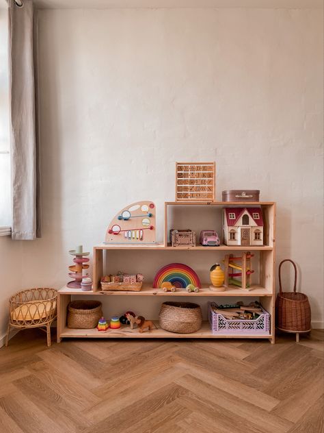 Montessori Play Shelf, Montessori Toy Organization, Diy Toy Shelf, Montessori Furniture Diy, Play Corner In Living Room, Montessori Shelf Ideas, Montessori Toy Storage, Homemade Montessori, Montessori Bookcase