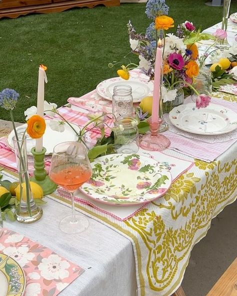 Picnic Birthday Party, Spring Dinner, Dinner Party Summer, Birthday Dinner Party, Picnic Birthday, Deco Rose, Dinner Party Table, Garden Party Birthday, Spring Birthday