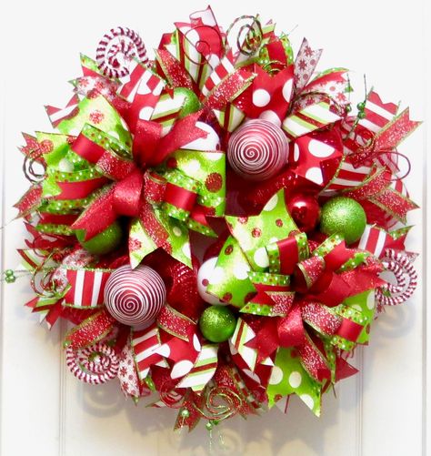 Rustic Christmas Wreath Mesh, Bright Colored Christmas Wreath, Christmas Ribbon Wreaths For Front Door, Christmas Deco Mesh Wreaths, Diy Christmas Ribbon Wreath, Mesh Christmas Wreaths, Pine Wreaths, Diy Grinch, Christmas Decor Red