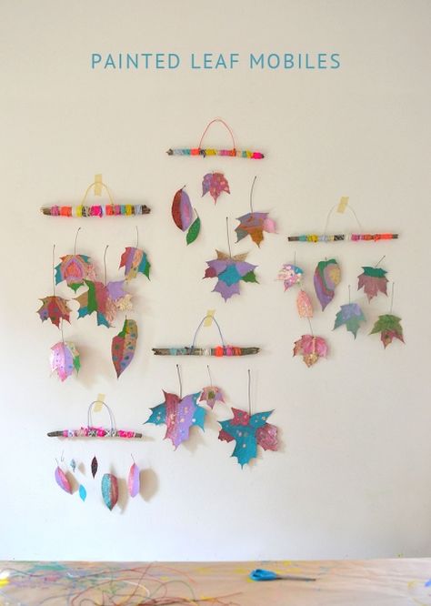 Children paint dried leaves and wrap twigs with yarn to make beautiful mobiles. Diy With Kids, Fashion Maker, Autumn Crafts, Toddler Art, Crafts Jewelry, Painted Leaves, Childrens Crafts, Nature Crafts, Autumn Activities