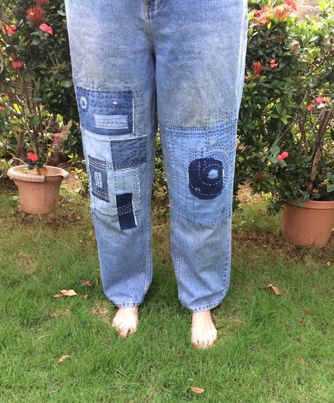 Yep, I LOVE my even-more-comfy old jeans, now visibly mended with sashiko stitching and boro patching. Upcycle! Sashiko Jeans, Sashiko Stitching, Upcycled Projects, Jeans Ripped, Patched Jeans, Old Jeans, Larp, Ripped Jean, Ripped Jeans