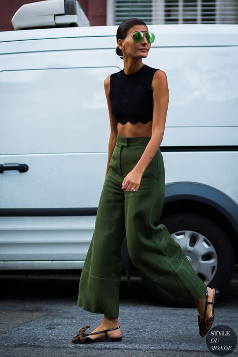 New York SS 2017 Street Style: Giovanna Engelbert Outfit With Flare Jeans, Outfits With Flares, 2017 Street Style, Giovanna Battaglia, Street Style 2017, Outfit Vintage, Wear Crop Top, Looks Street Style, Street Style Summer