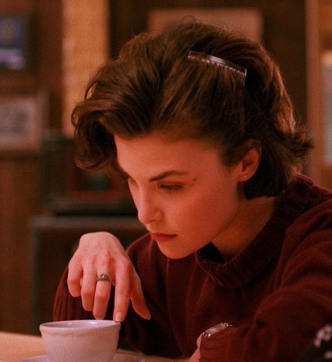 Twin Peaks Audrey Horne, Audrey Horne Aesthetic, Audrey Twin Peaks, Twin Peaks Characters, City Fashion Photography, Twin Peaks 1990, Twin Peaks Inspired, Audrey Horne, Sherilyn Fenn