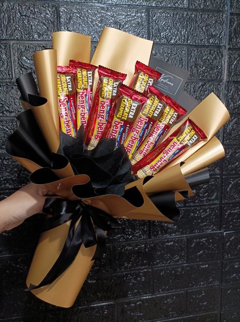 Buket Jajan Aesthetic, Bouquet Reference, Bucket Uang, Bucket Wisuda, Snack Bouquet, Diy Bouquet Wrap, Hipster Wallpaper, Bouquet Wrap, Candy Bouquet