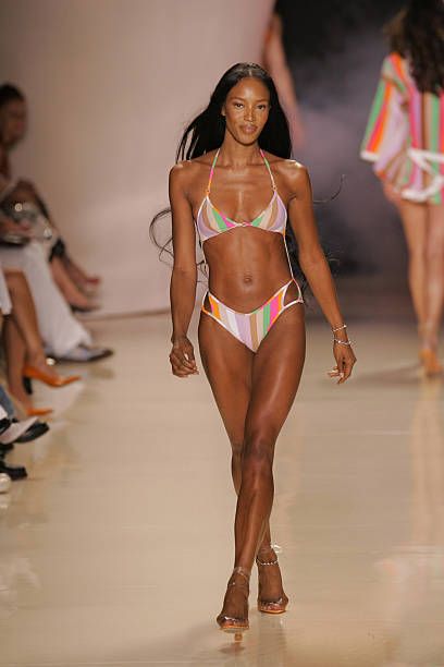 Naomi Campbell Runway Stock Pictures, Royalty-free Photos & Images - Getty Images Naomi Campbell Swimsuit, Naomi Campbell Body 90s, Naomi Campbell Body Shape, Zendaya Swimsuit Bikinis, Naomi Campbell Gif, Naomi Campbell Body, Naomi Campbell Runway, Swim Poses, Kareem Campbell