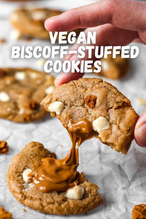 Vegan Stuffed Cookies, Biscoff Vegan Recipes, Vegan Biscoff Recipes, Vegan Biscoff Cookies, Biscoff Cupcakes Vegan, Biscoff Stuffed Cookies, Vegan Biscoff Brownies, Lotus Biscoff Recipes Biscuits, Lotus Cookies