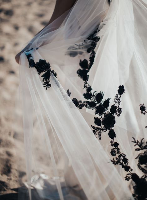 Black And White Wedding Veil, Black And White Veil, White Dress Black Veil, White Wedding Dress With Black Veil, Halloween Wedding Veil, Black White Wedding Dress Veaul, Black Wedding Veil With White Dress, Black Lace Wedding Veil, Black Floral Veil