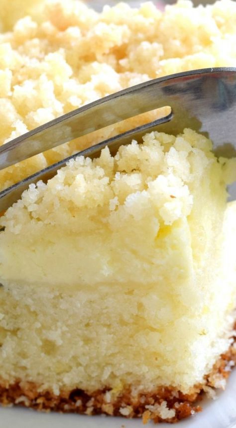 Lemon Cream Cheese Coffee Cake ~ It is is extra lemony, with a creamy filling and a crumbly topping... Light, refreshing, and delicious. Lemon Cream Cheese Coffee Cake, Cheese Coffee Cake, Breakfast Coffee Cake, Cream Cheese Coffee Cake, Lemon Cream Cheese, Lemon Dessert Recipes, Dessert Aux Fruits, Breakfast Sweets, Desserts Vegan