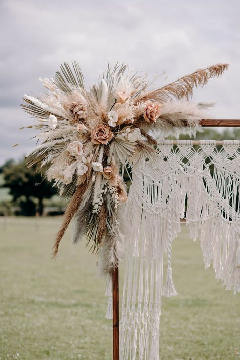 Boho Gazebo Wedding, Dried Flower Backdrop Wedding, Boho Picture Backdrop, Boho Wedding Isles Decorations, Wedding Arch Dried Flowers, Boho Backdrop Ideas, Pampas Backdrop, Dried Flower Arch, Pampas Grass Backdrop