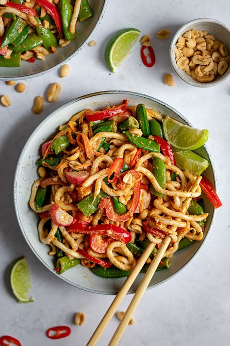 This vibrant peanut butter stir fry with crunchy vegetables is ready in under 30 minutes! This vegan stir fry is great for a tasty lunch or dinner it's packed with veggies and tastes amazing Peanut Stir Fry Sauce, Peanut Butter Stir Fry, Peanut Stir Fry, Vegan Rice Paper Rolls, Stir Fry With Vegetables, Pepper Stir Fry, Crunchy Vegetables, Vegan Stir Fry, Sugar Free Peanut Butter