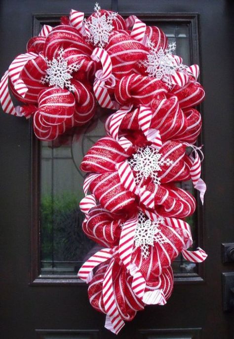 Top 40 Candy Cane Christmas Décor Ideas - Peppermint candy canes define the spirit of Christmas in its traditional red and white color combination. You can turn your simple home decor into a fun style with these candy canes. There are many lovely … Mesh Candy Cane Wreath, Deco Mesh Candy Cane, Mesh Candy Cane, Diy Candy Cane, Christmas Candy Cane Decorations, Deco Mesh Wreaths Diy, Mesh Wreath Diy, Candy Cane Wreath, Christmas Mesh Wreaths