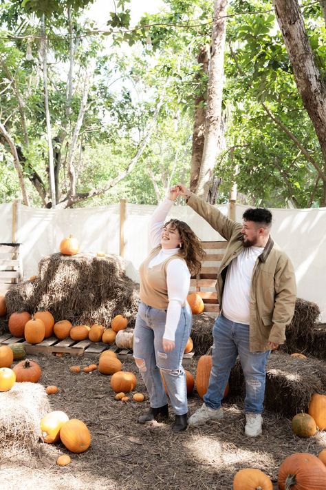 Fall Couple Photoshoot Outfit Ideas, Plus Size Photoshoot, Couple Photoshoot Outfit Ideas, Pumpkin Patch Photography, Fall Couple Pictures, Pumpkin Patch Photoshoot, Fall Couple Photos, Pumpkin Patch Pictures, Fall Photo Shoot Outfits