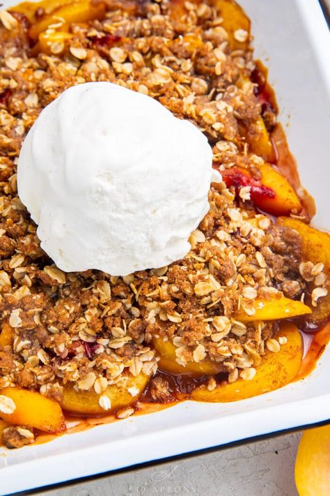 This delicious peach crisp is the perfect way to use some fresh, juicy peaches! Sliced peaches tossed in a little vanilla, lemon zest, cinnamon, and brown sugar, topped with a deliciously crisp topping made with butter, brown sugar, and oats. Fresh Peach Crisp, Cinnamon Oats, Chocolate Sugar Cookie Recipe, 40 Aprons, Chocolate Roll Cake, Baked Peach, Peach Cobbler Easy, Peach Crisp, Peach Desserts