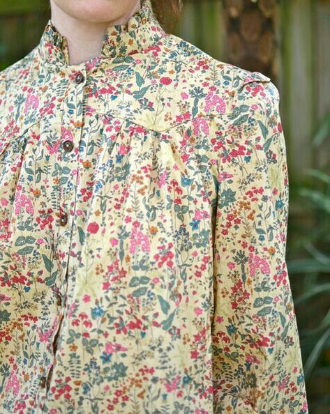 Vintage Style Blouses, Apparel Sewing, Liberty Art Fabrics, Dress Up Boxes, Elegant Blouse Designs, Retro Tops, Liberty London, Burda Style, Liberty Print