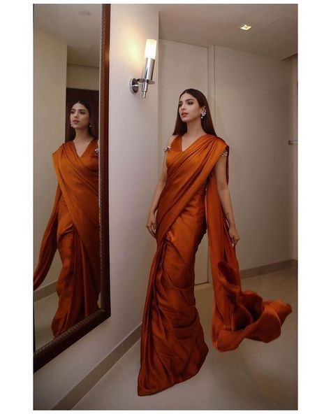 Burnt Orange Saree, Soniya Hussain, Saree Matching Blouse, Sonya Hussain, Plain Silk Saree, Silk Saree Designs, Diwali Outfit, Desi Fits, Beautiful Pakistan