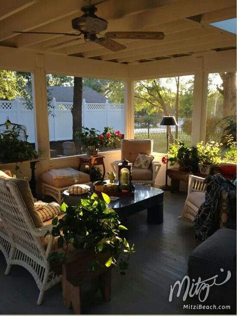 Screened In Porch And Deck, Small Screened Porch, Small Porch Decorating, Screened Porch Decorating, Gazebo On Deck, Southern Interior, Wellness Home, Sunroom Decorating, Sunroom Ideas