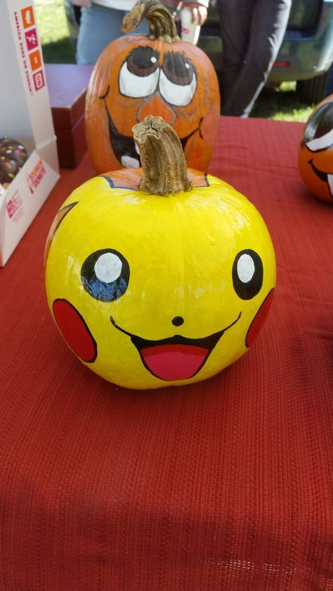 Painted pumpkins- Complete with a tail painted on the back, Pikachu will add a spark to our pumpkin display! Pikachu Pumpkin Carving, Literary Pumpkins, Pikachu Pumpkin, Pokemon Crafts, Pokemon Painting, Pumpkin Display, Pokemon Craft, Halloween Pumpkins Painted, Painted Pumpkin