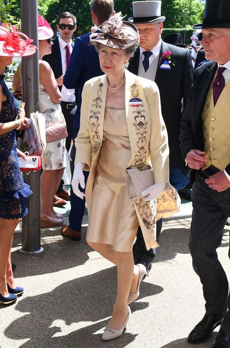 Anne Princess Royal, Timothy Laurence, Yellow Outfits, Lady Ann, Royalty Fashion, Zara Phillips, Royal Portraits, Reine Elizabeth Ii, Reine Elizabeth