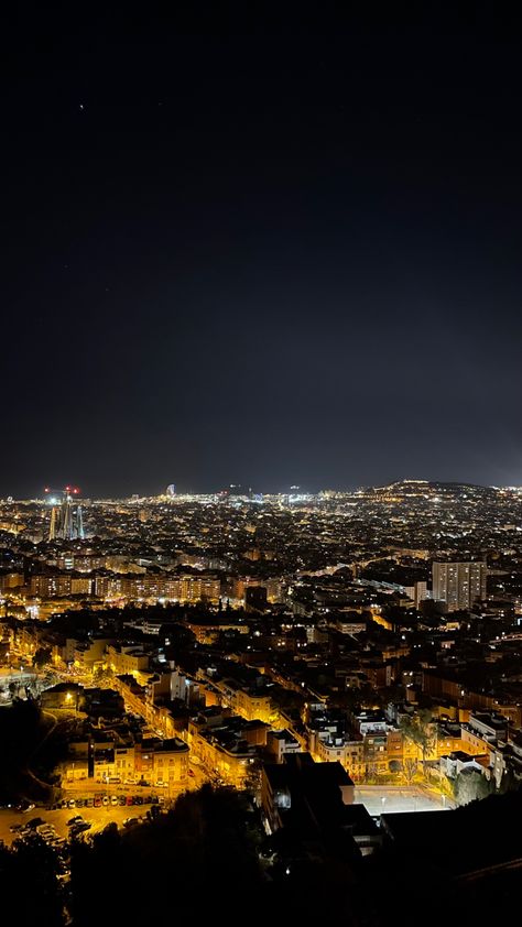 Barcelona At Night Aesthetic, Barcelona Spain Aesthetic Night, Barcelona Aesthetic Night, Barcelona City Wallpaper, Barcelona City Aesthetic, Spain At Night, Barcelona At Night, Barcelona Spain Aesthetic, Barcelona Vibes