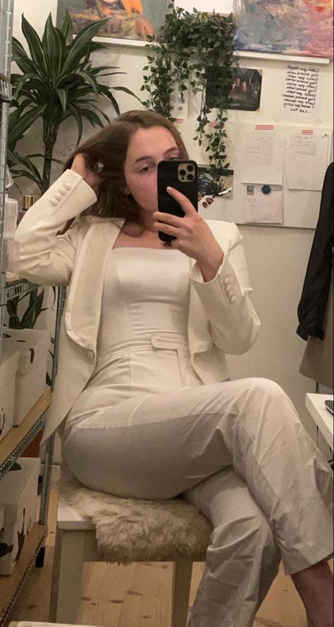 All white outfit. Pantsuit and corset. Feminine and masculin combination to show dominance, elegance and confidence Feminine Suits Prom Plus Size, Homecoming Pantsuit, Feminine Suits Prom Corset, Feminine Suits Prom, Feminine Suits, Hoco 2022, Girls Corset, Suit Prom, Suits Prom