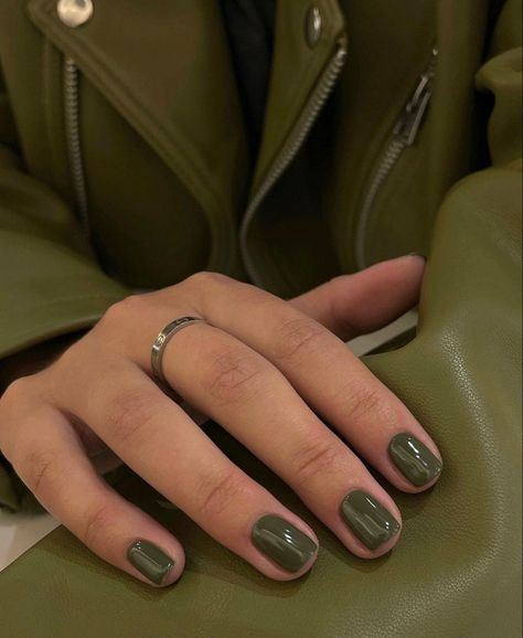 Dark green nails Green Nails Autumn, Shellac Nails Fall, Olive Nails, Kutek Disney, September Nails, October Nails, Nagel Tips, Short Square Nails, Smink Inspiration