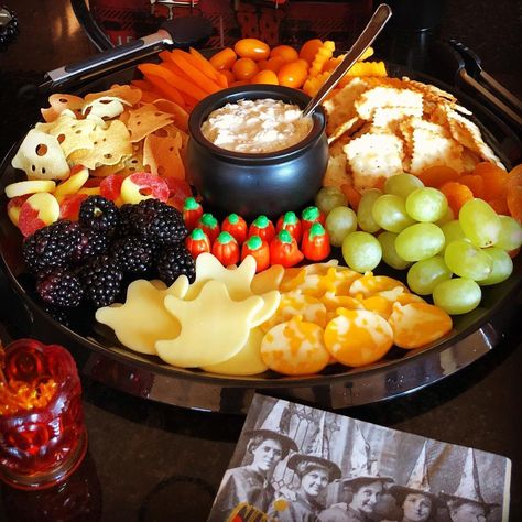 Themed Charcuterie Board Ideas, Themed Charcuterie Board, Halloween Charcuterie Board, Halloween Charcuterie, Charcuterie Board Ideas, Dessert Board, Halloween Treats For Kids, Fun Halloween Food, Classic Halloween