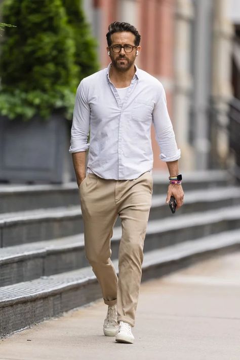 Ryan Reynolds Fashion, Ryan Reynolds Style, Man Fashion Style, Chinos Men Outfit, Mens Casual Outfits Summer, Dad Fashion, Casual Work Outfit, Mens Fashion Casual Outfits, Ryan Reynolds