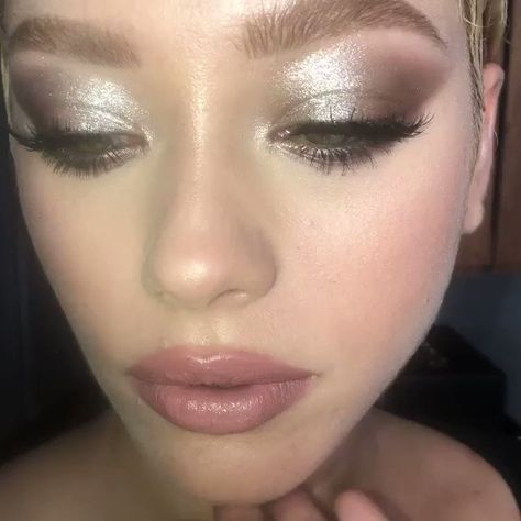 Bombshell Makeup, Silver Eyeshadow, New Year's Makeup, Glossy Eyes, Dope Makeup, School Looks, I Love Makeup, Editorial Makeup, Maquillaje Natural